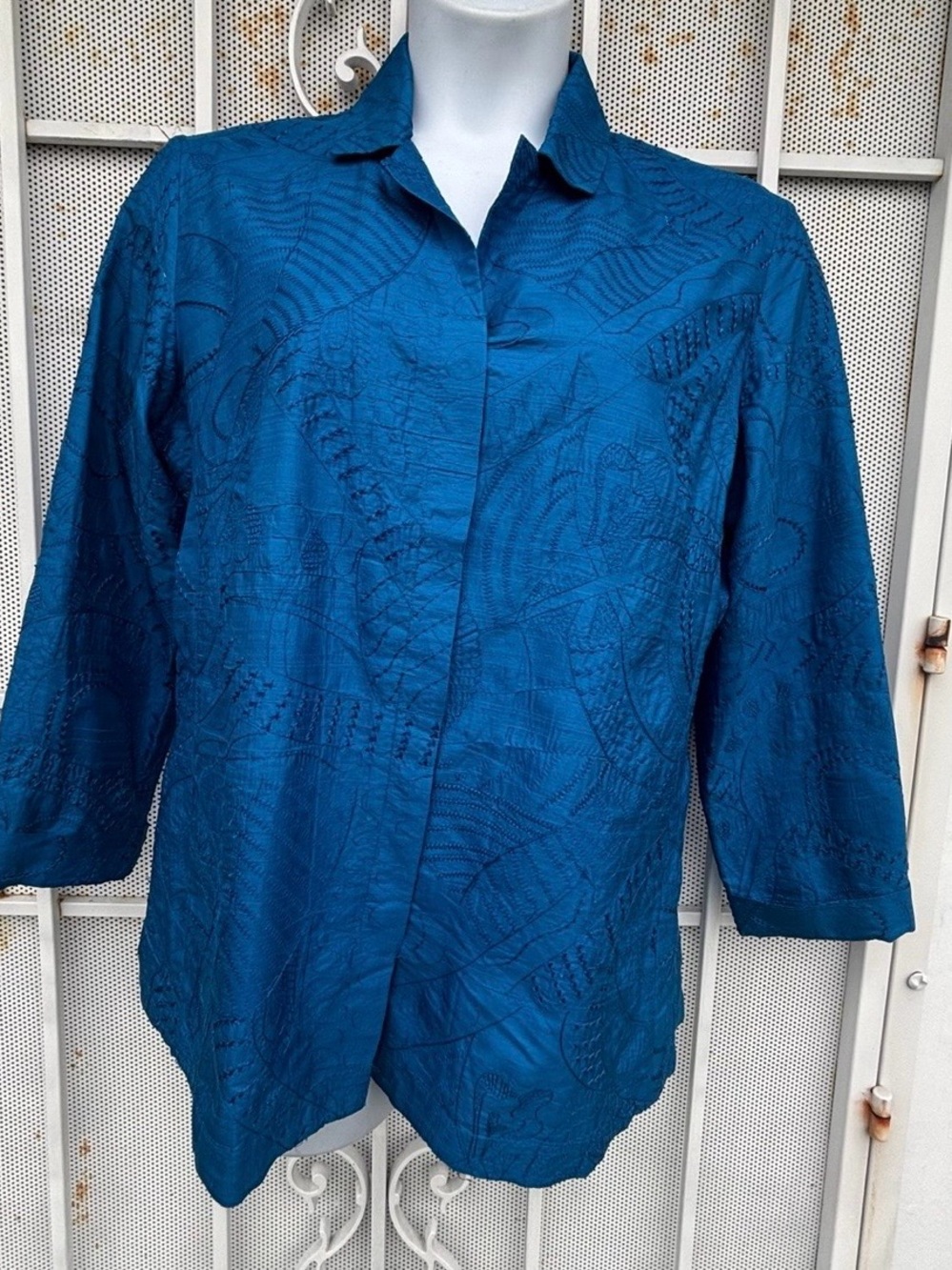 Chico's Chic Silk Shirt. Vivid Blue. Size 2 /M-L. GORGEOUS Embroidery